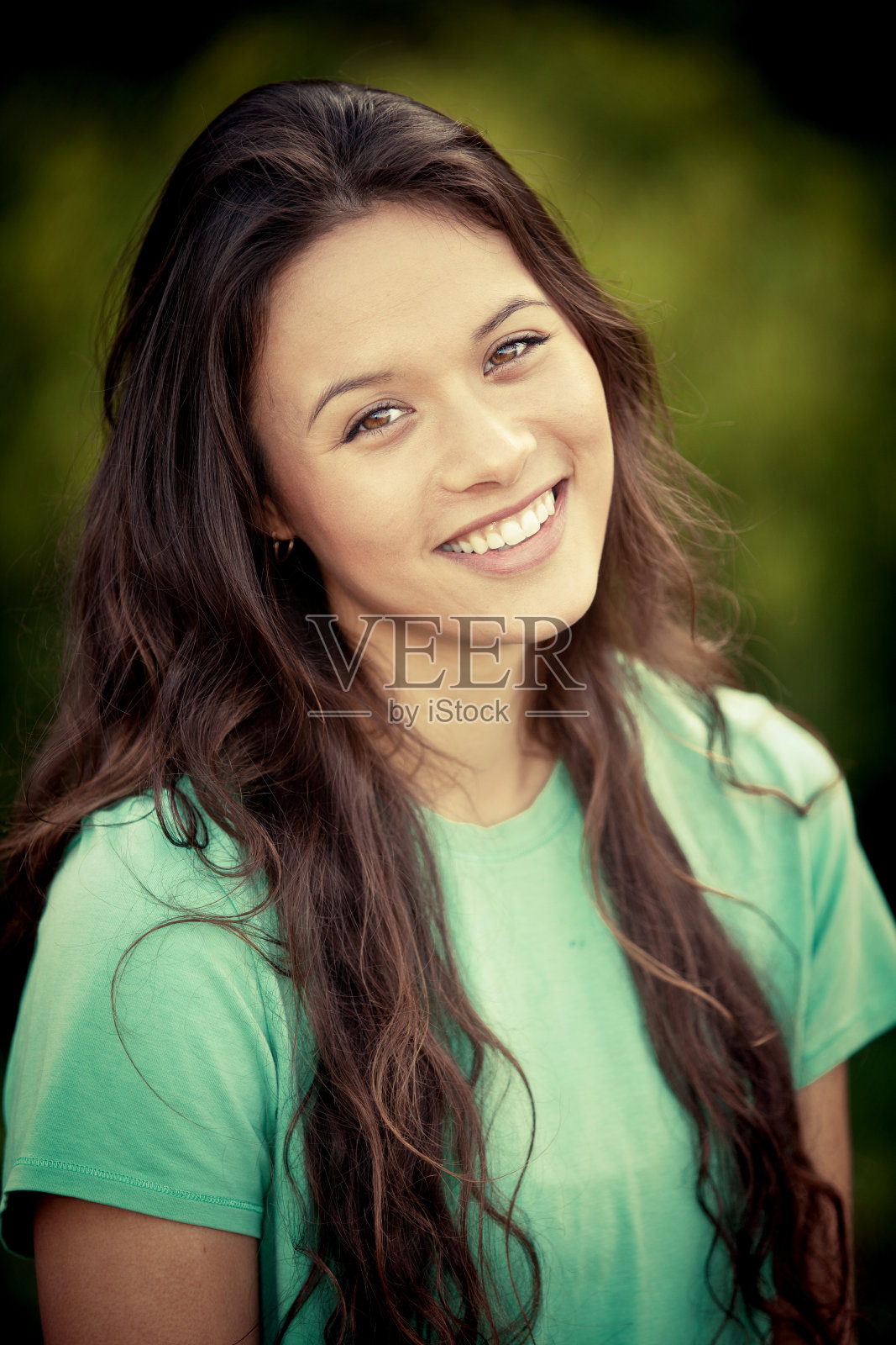 美丽的多民族妇女户外照片摄影图片