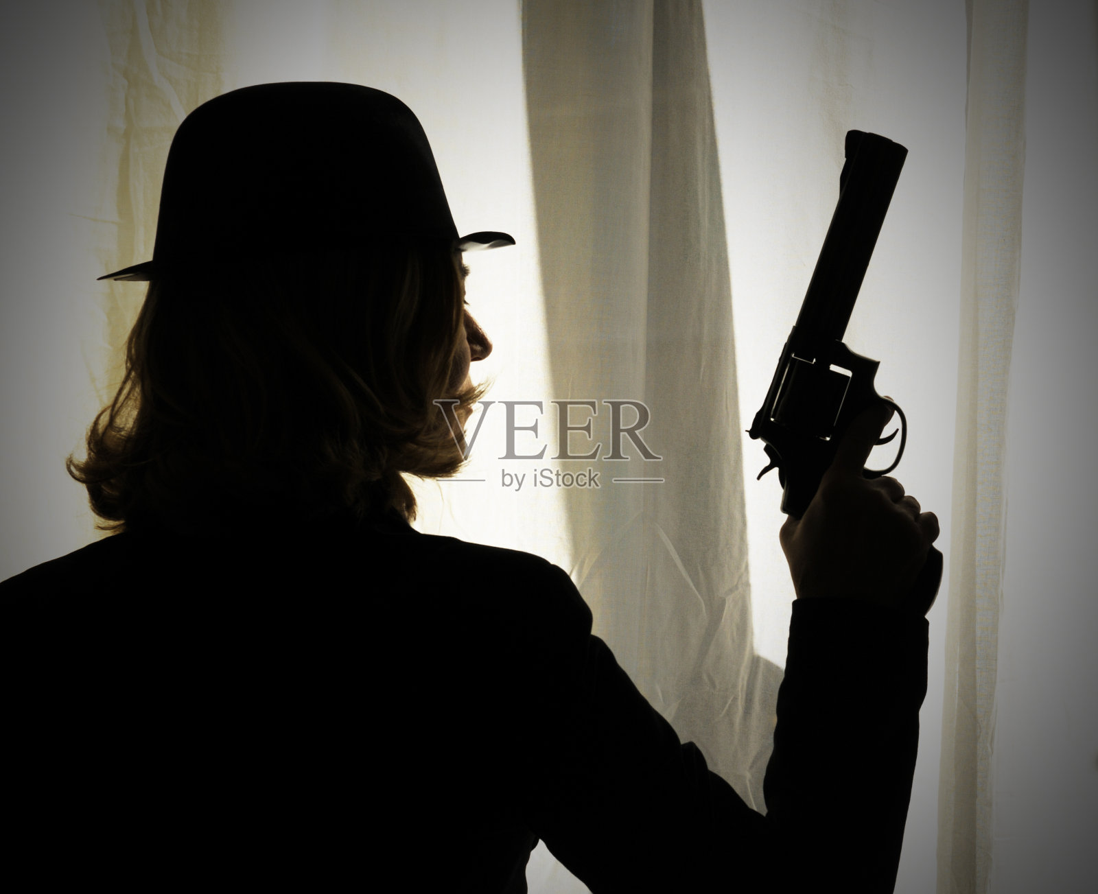 藏枪女子照片摄影图片