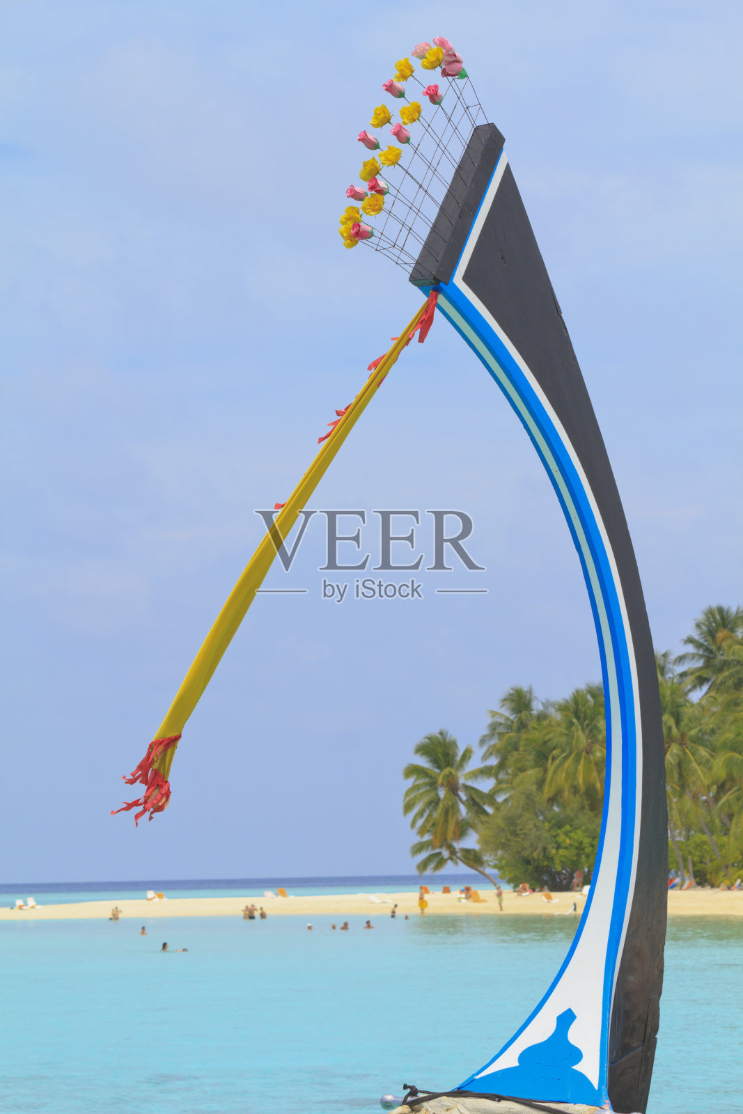 船的船头与岛屿的背景。照片摄影图片