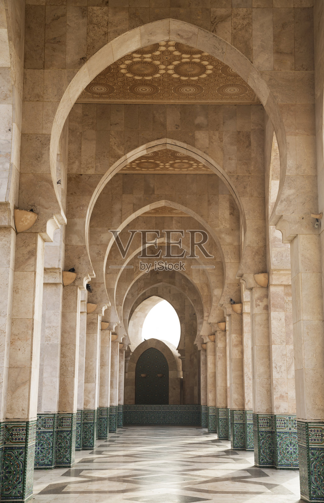 透过金色拱门看卡萨布兰卡清真寺照片摄影图片