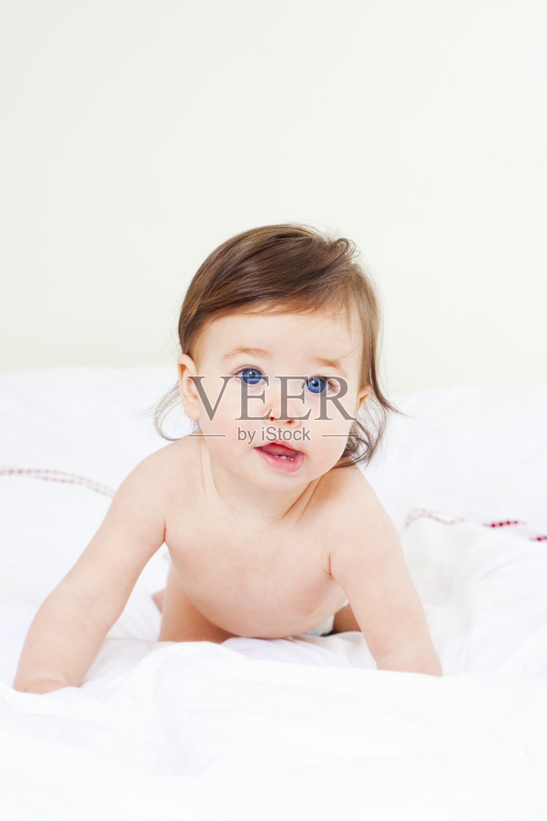 爬行的女婴照片摄影图片