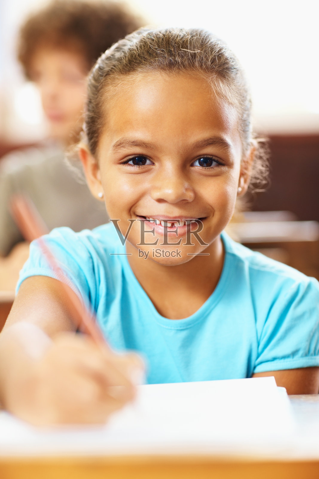 微笑漂亮的女孩做功课照片摄影图片