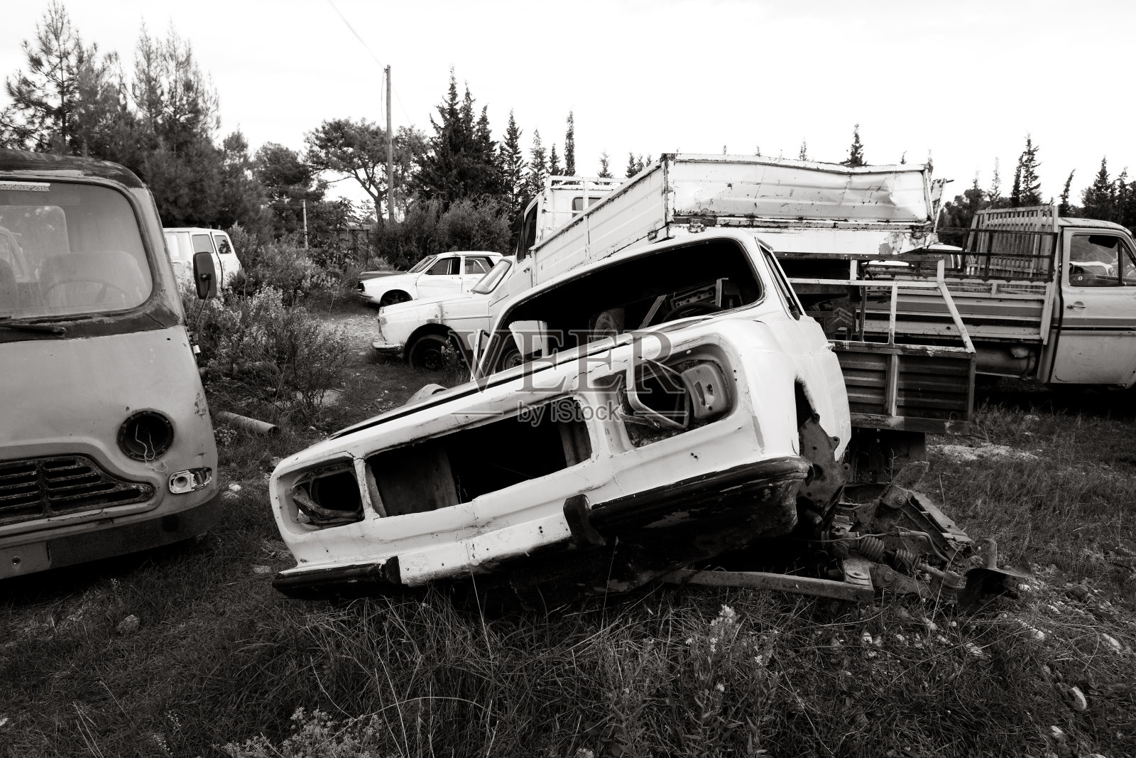 在垃圾场的一辆旧车照片摄影图片