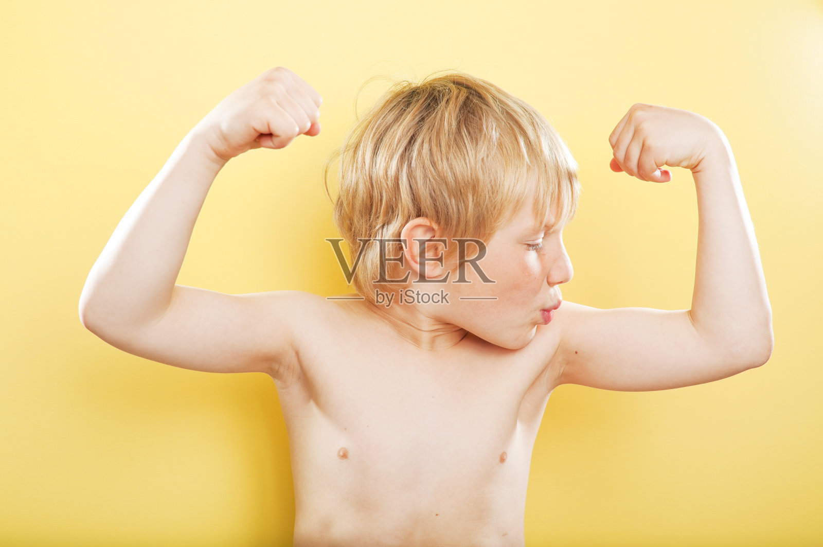 强壮的男孩照片摄影图片