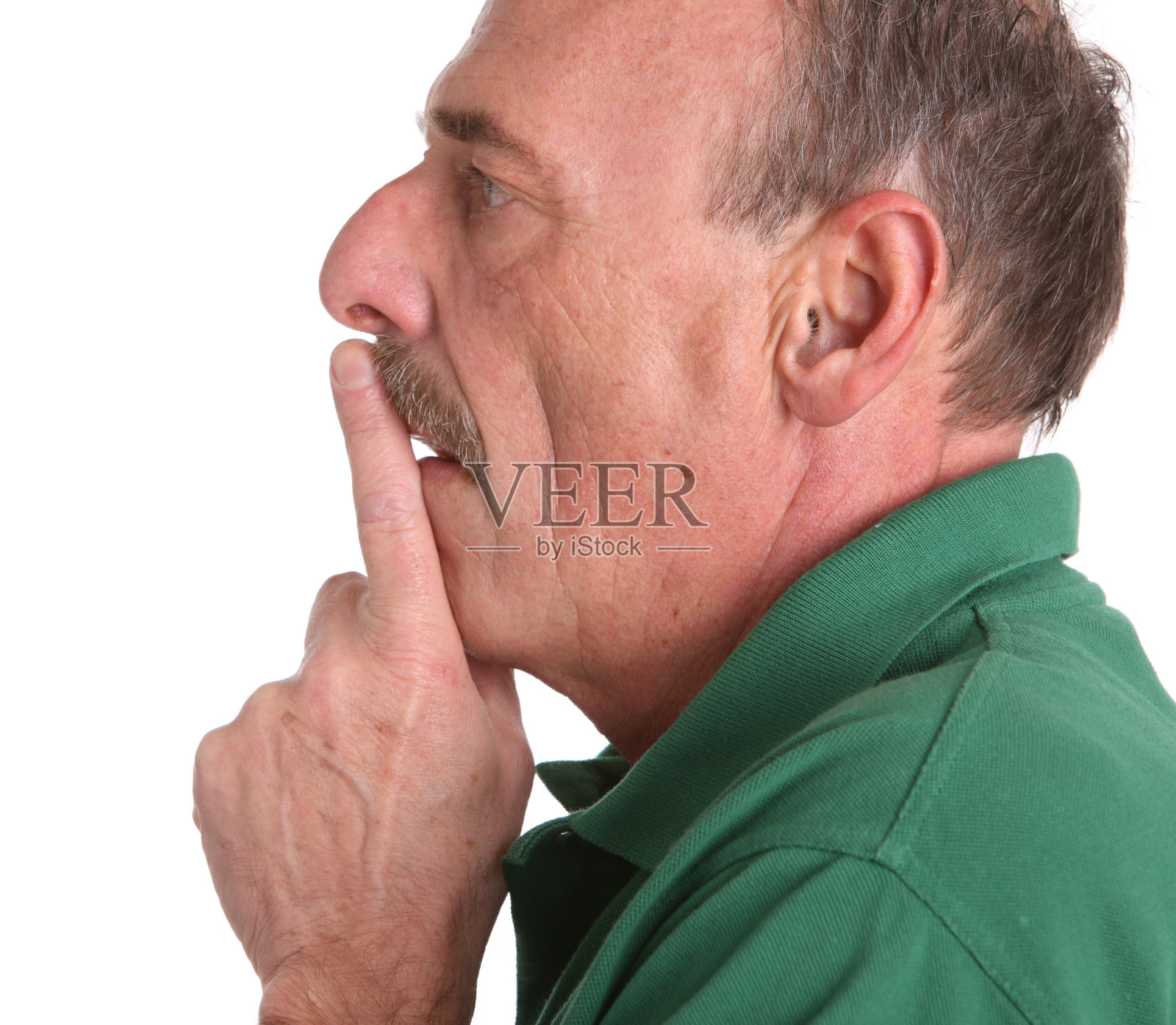 老男人用手指在唇边问自己照片摄影图片