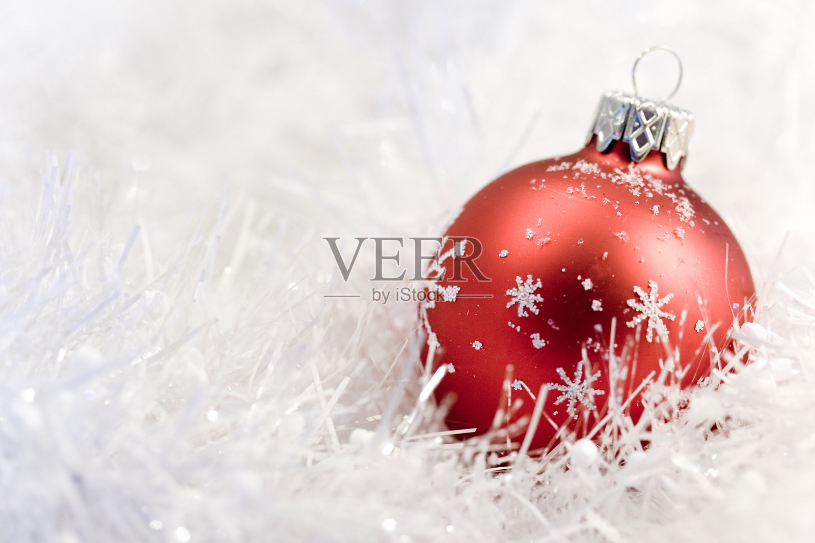 红色的装饰球在雪地上照片摄影图片