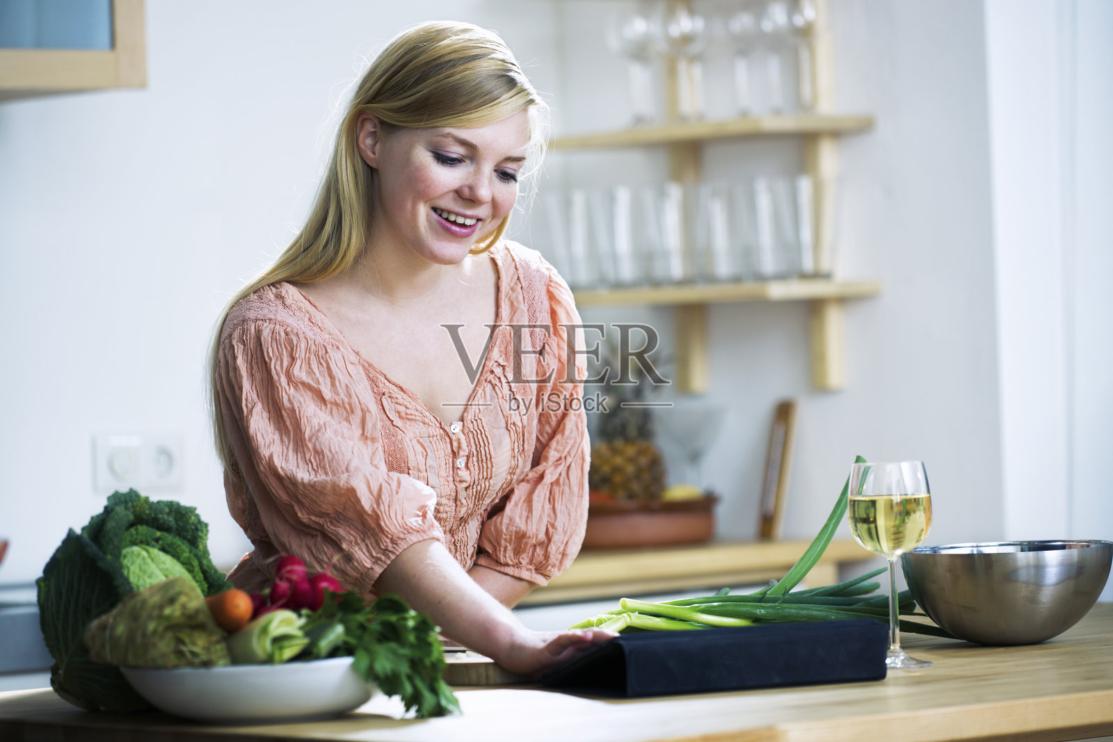年轻女子在网上看食谱照片摄影图片