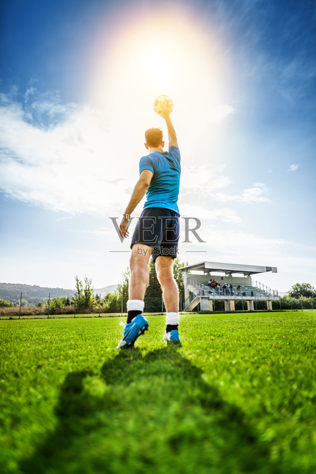 足球运动员在足球场上担任队长照片摄影图片