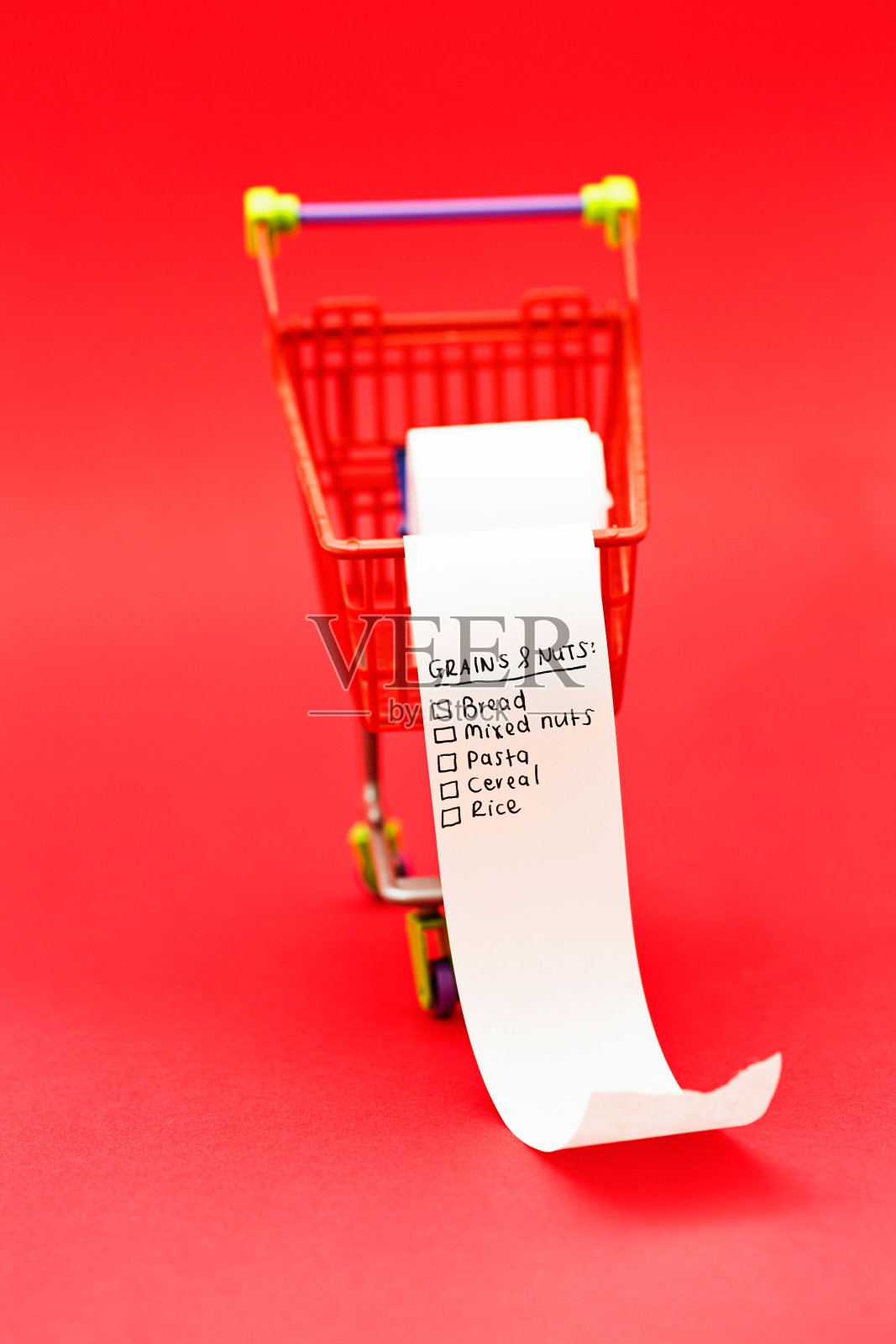 小手推车里的谷物和坚果正在购物清单上照片摄影图片