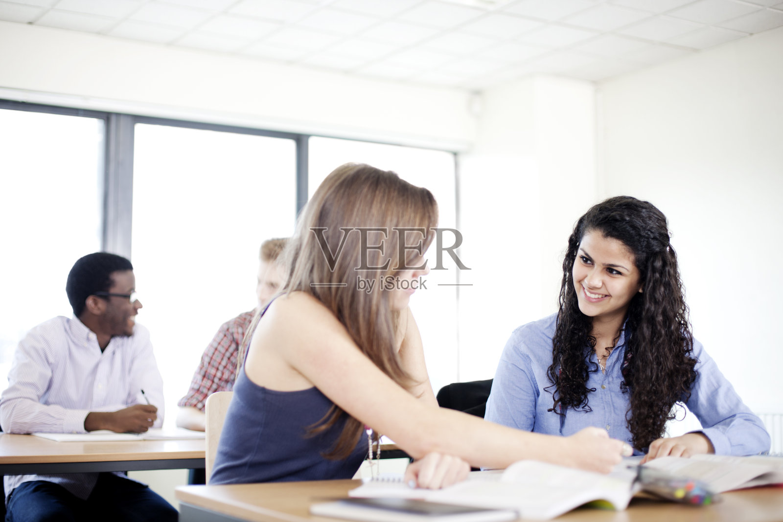 一起学习的学生照片摄影图片