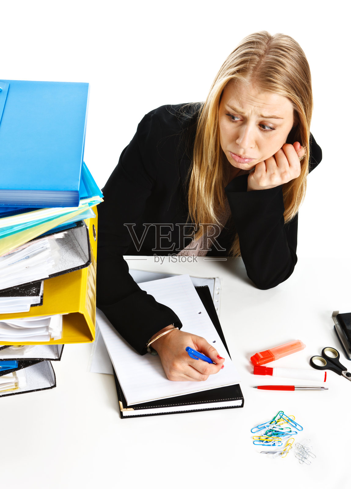 年轻的女商人在工作堆前撅着嘴照片摄影图片