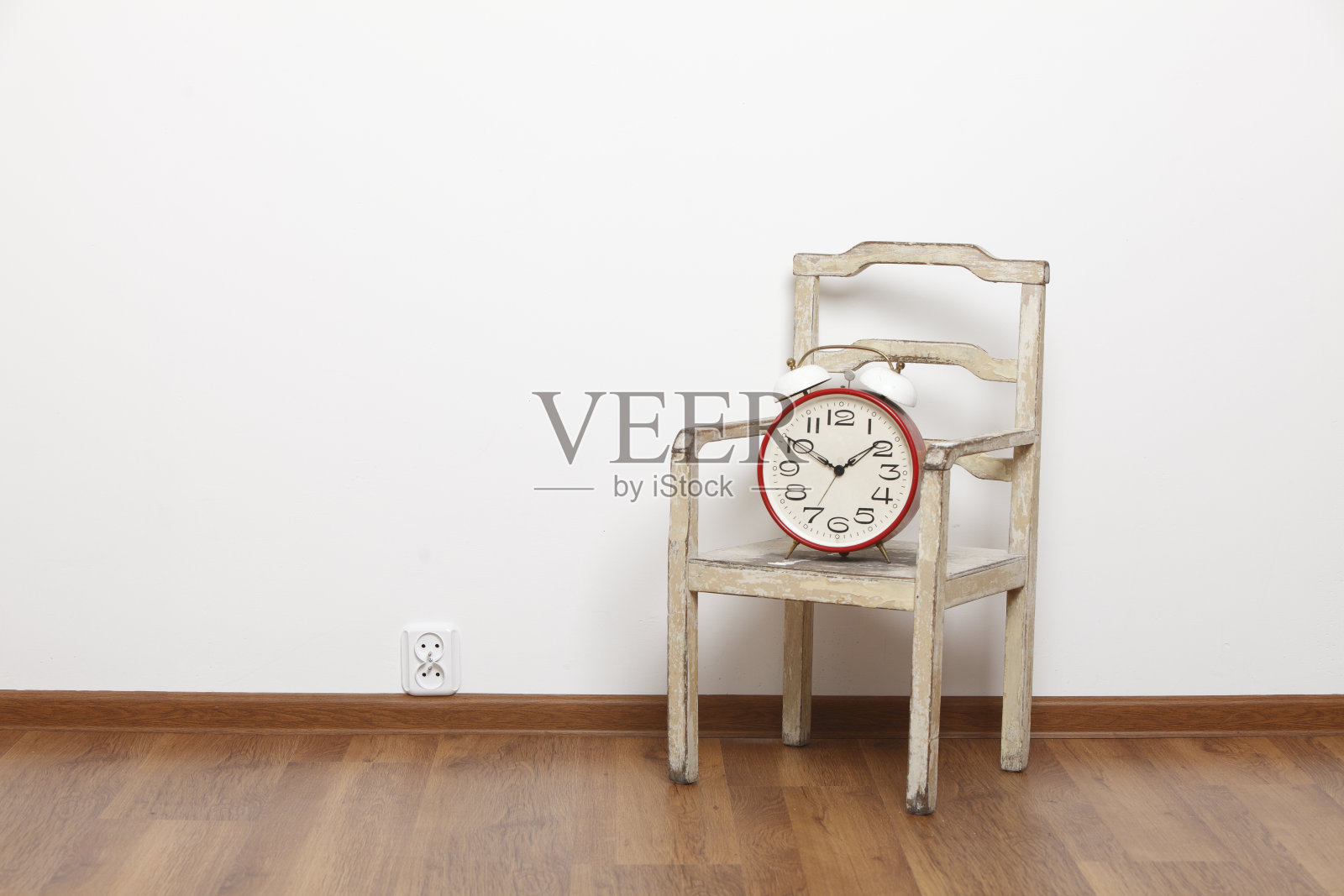 在旧椅子XXXL上的时钟照片摄影图片