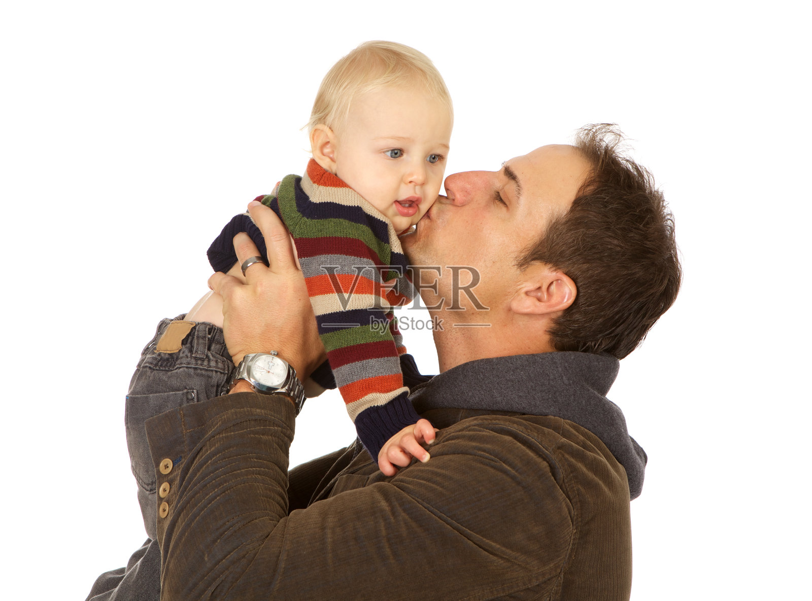 父亲在白色背景下给儿子一个吻照片摄影图片