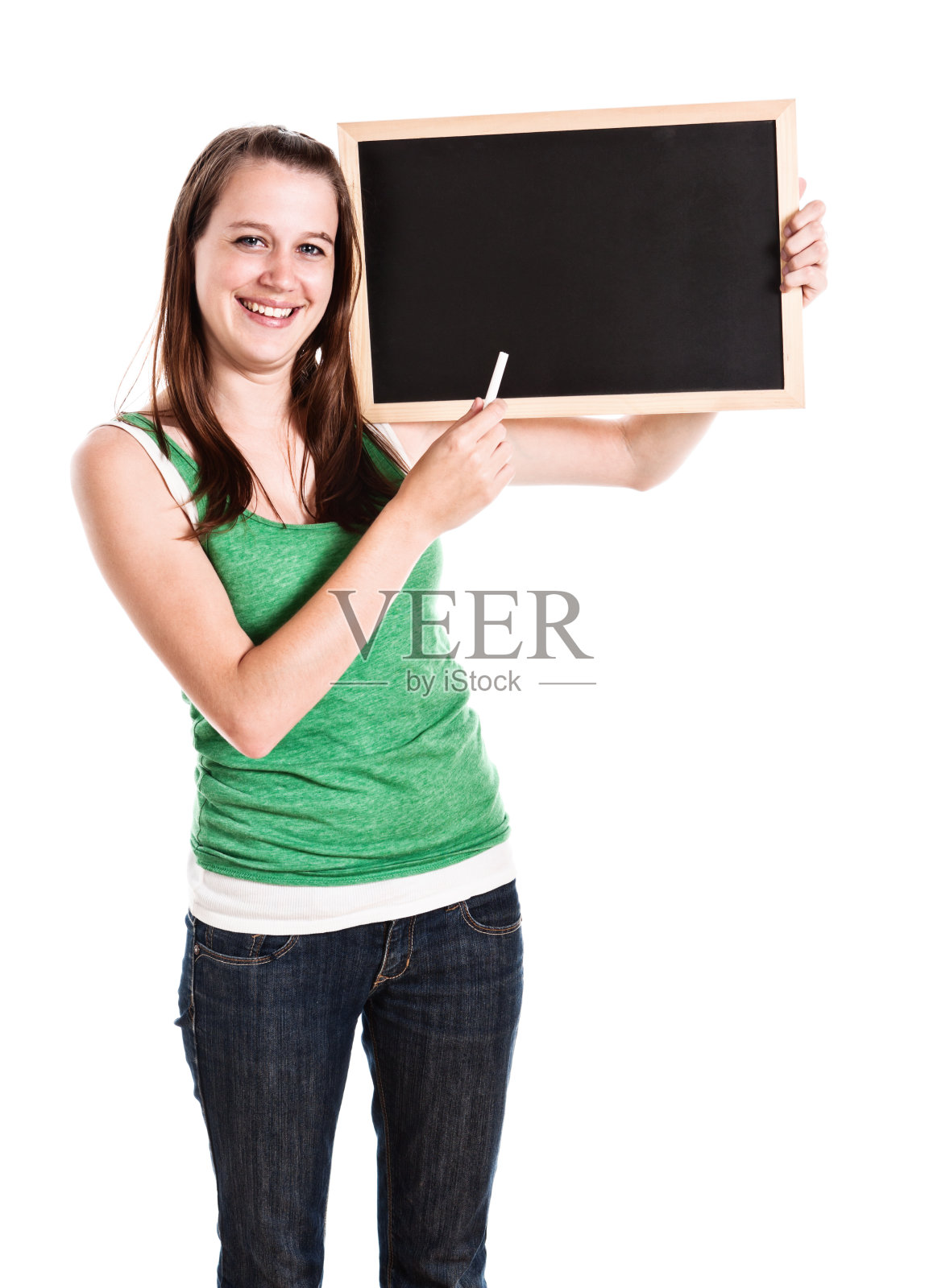漂亮微笑的女人用粉笔指着空白的黑板照片摄影图片