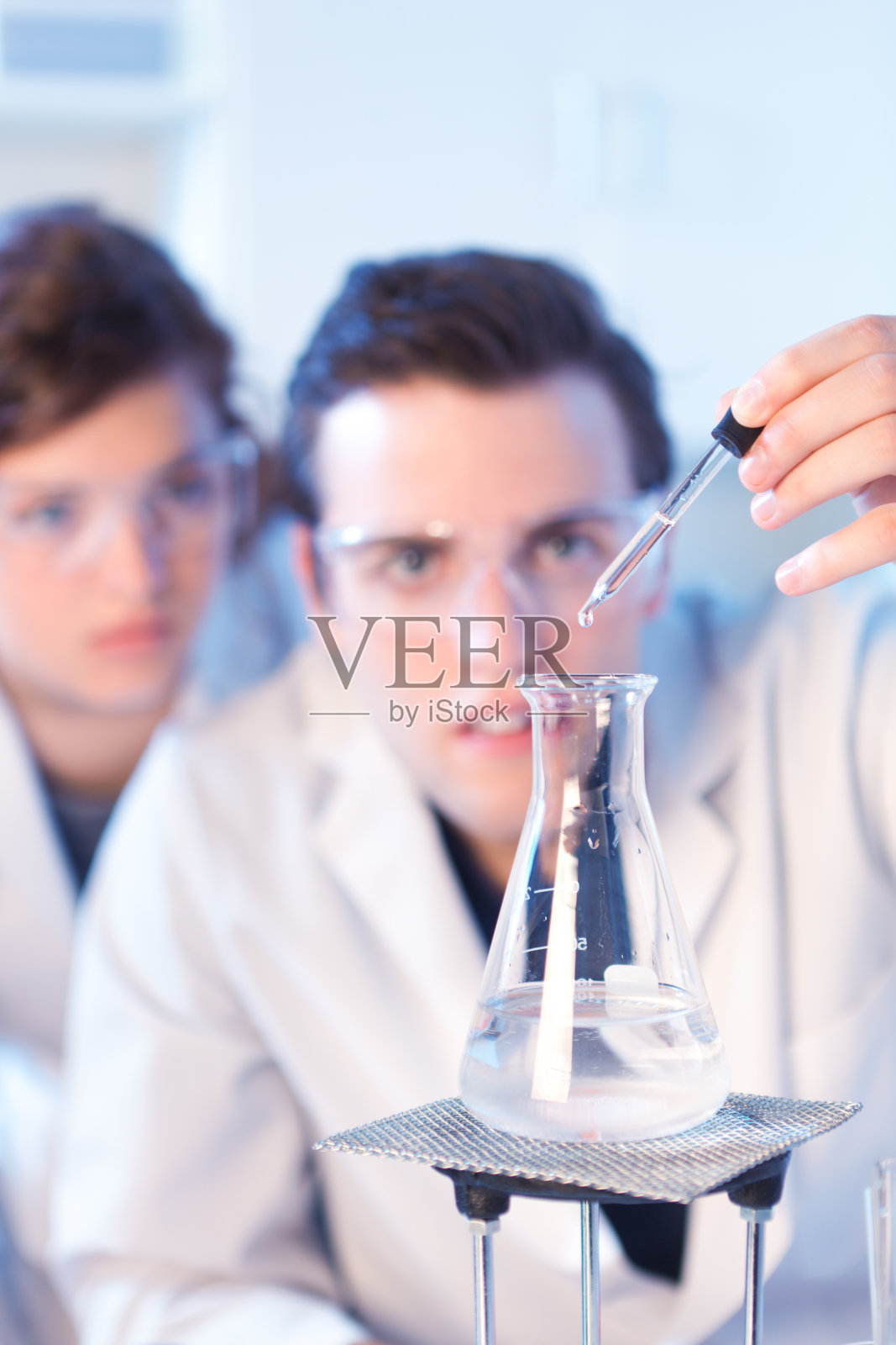 学生在化学实验课上做实验照片摄影图片