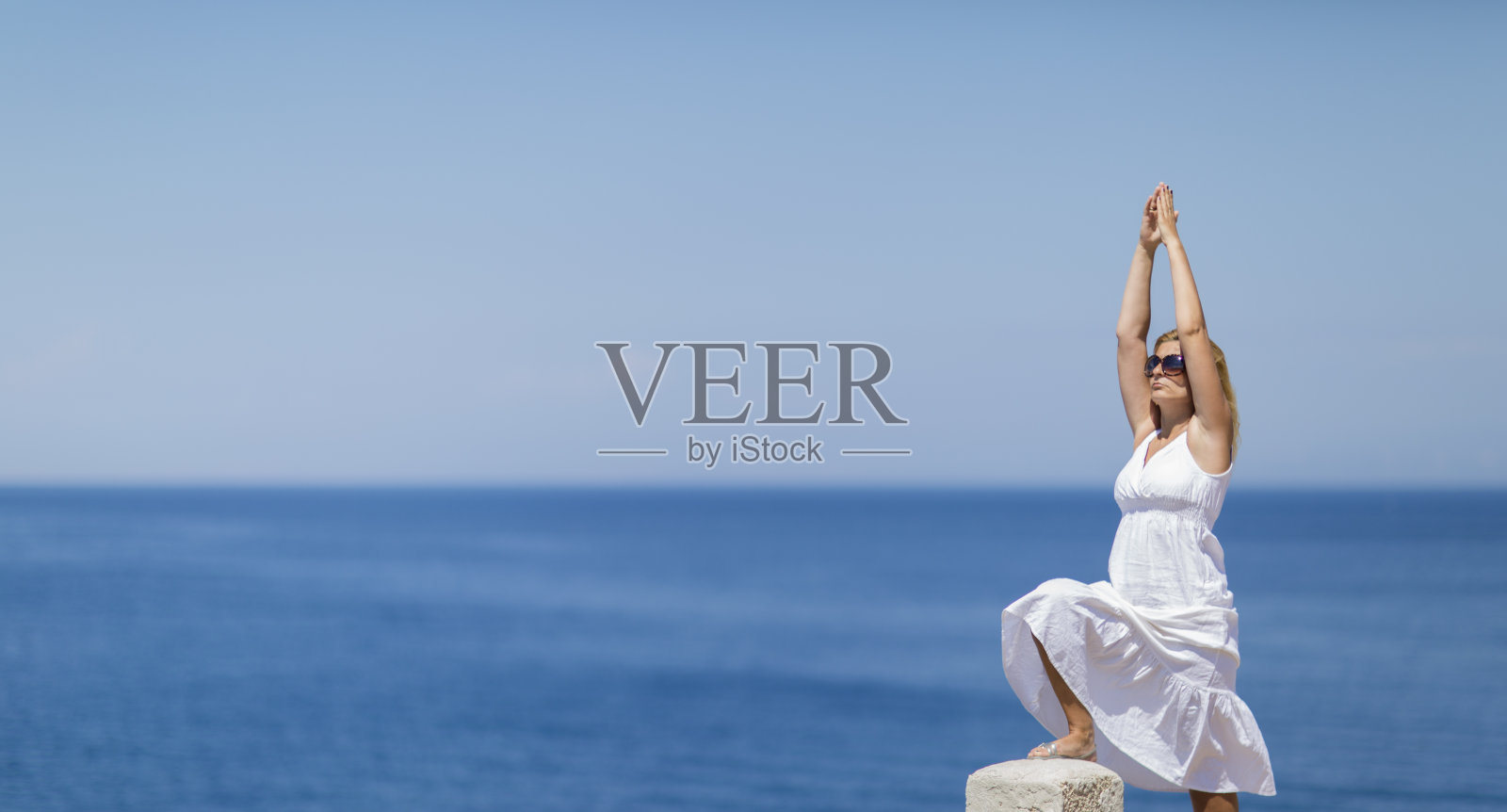 年轻女子享受大海照片摄影图片