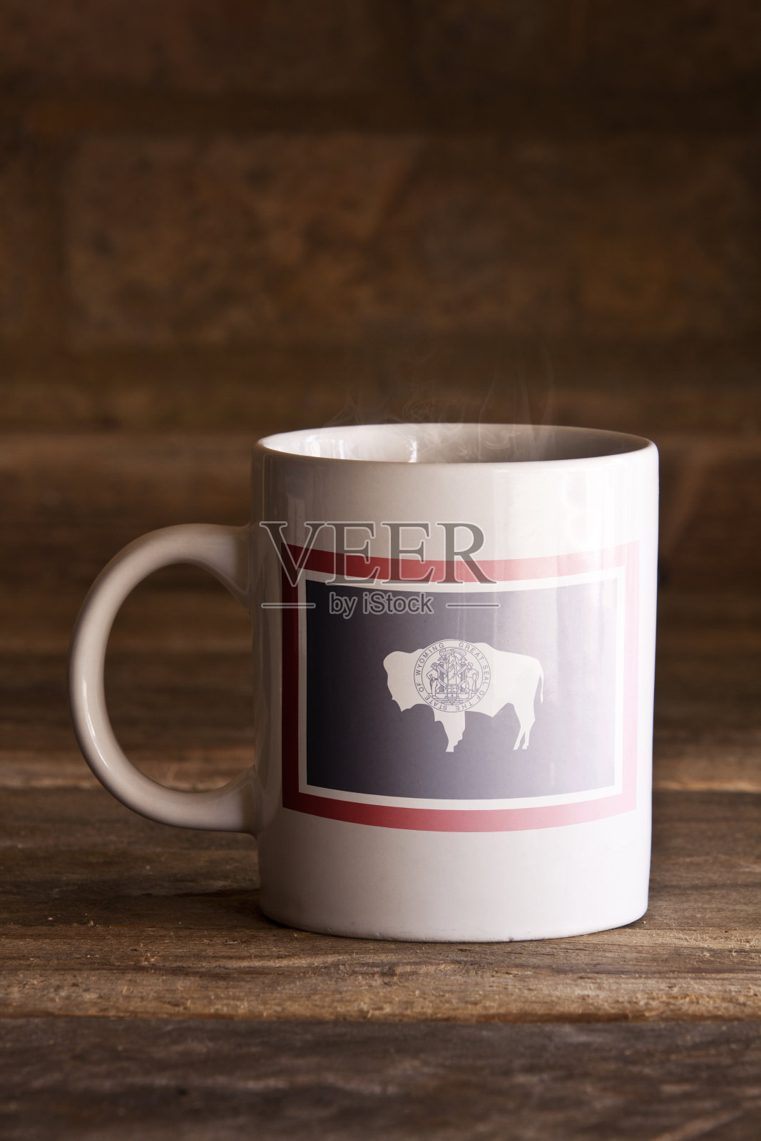 木制背景的马克杯照片摄影图片