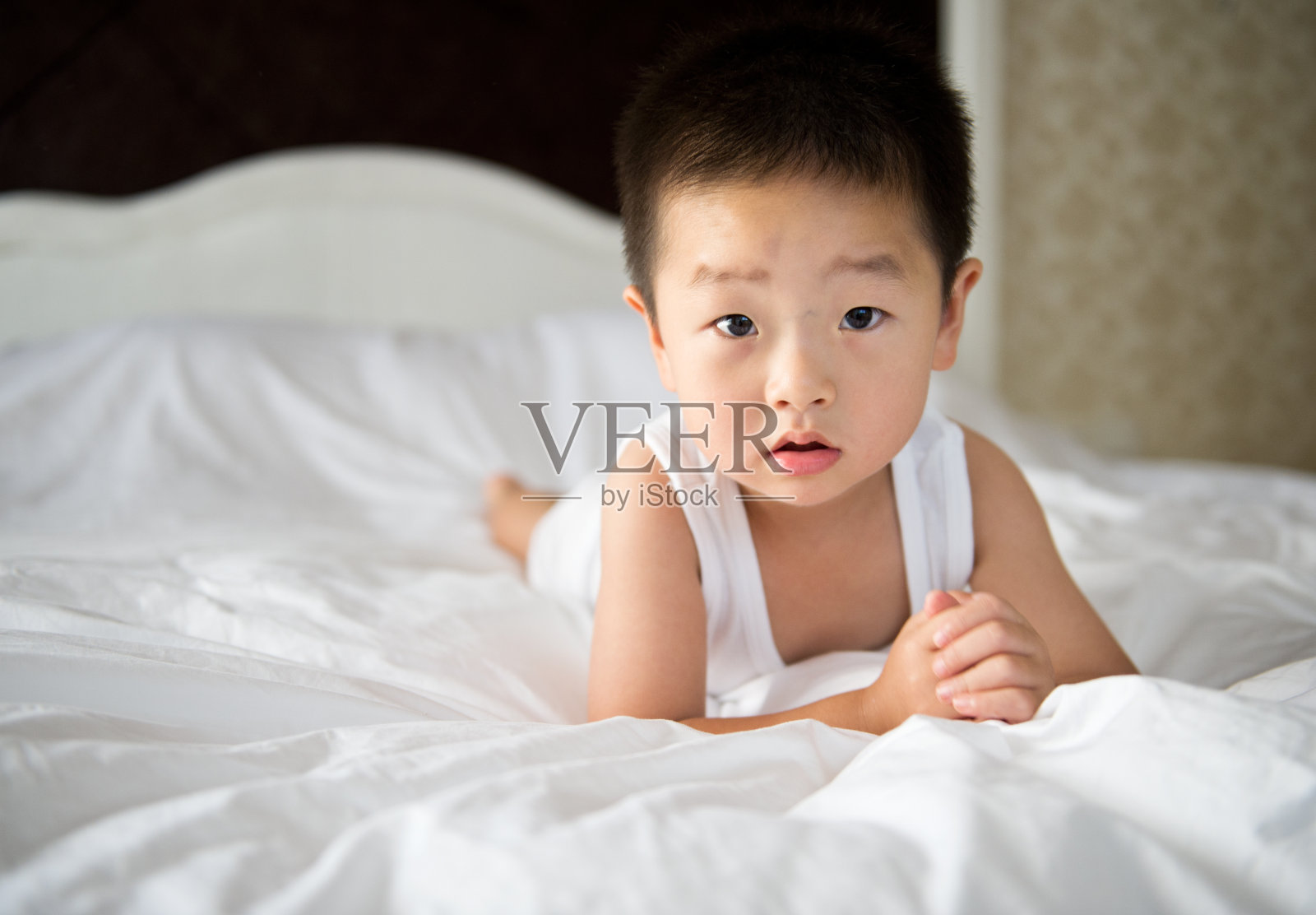 在床上玩照片摄影图片