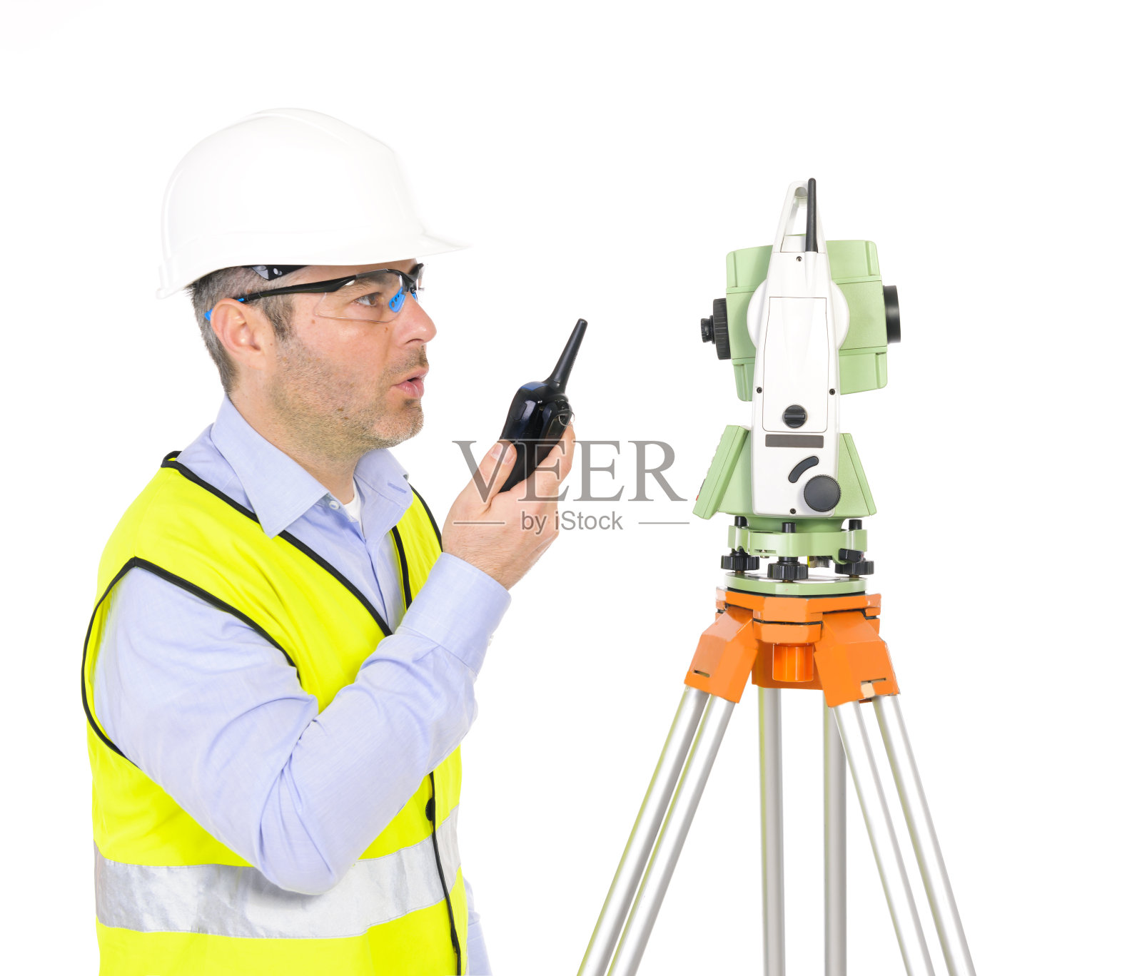 女士与车站照片摄影图片