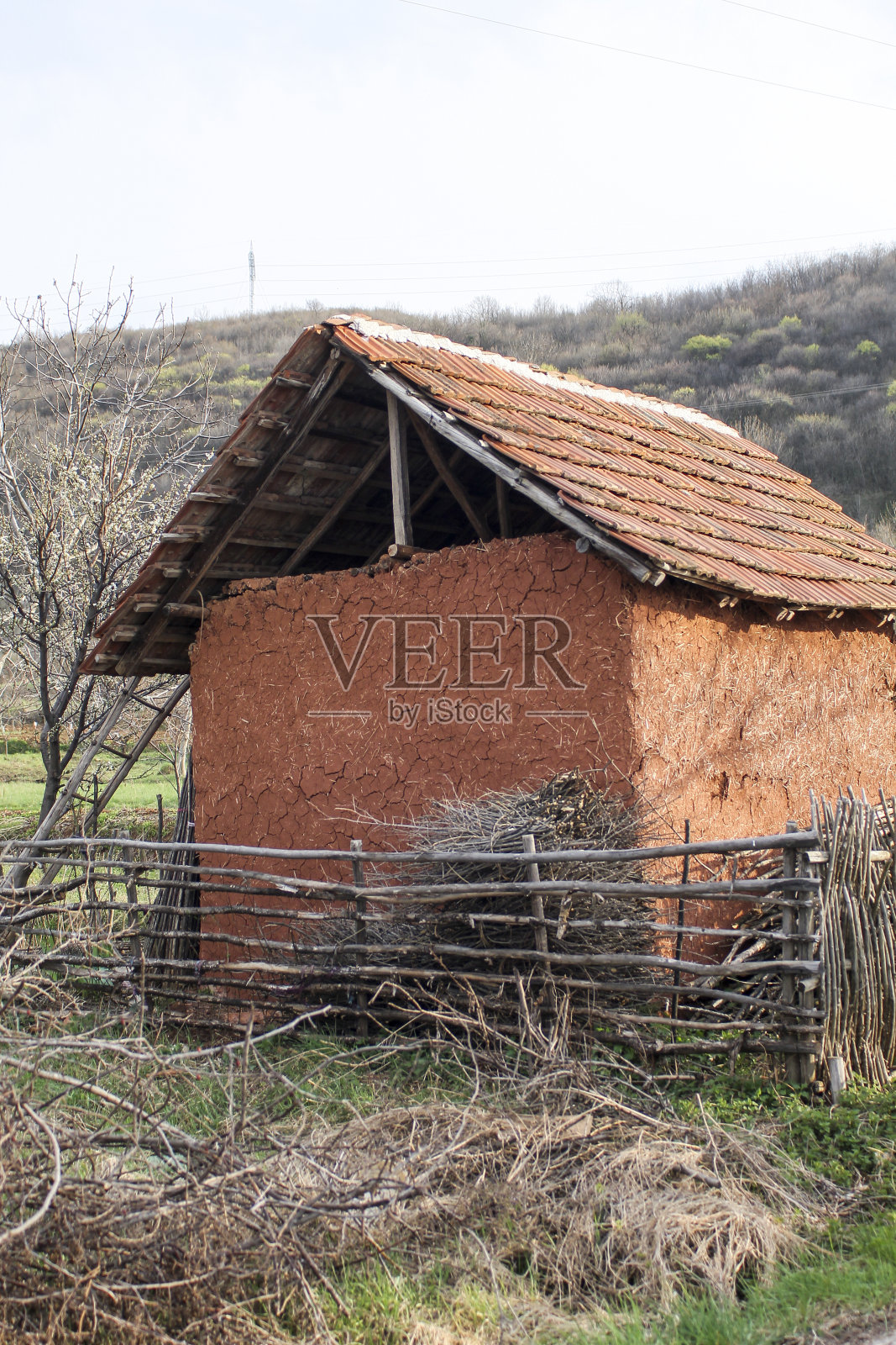 用泥和树枝建造的房子照片摄影图片