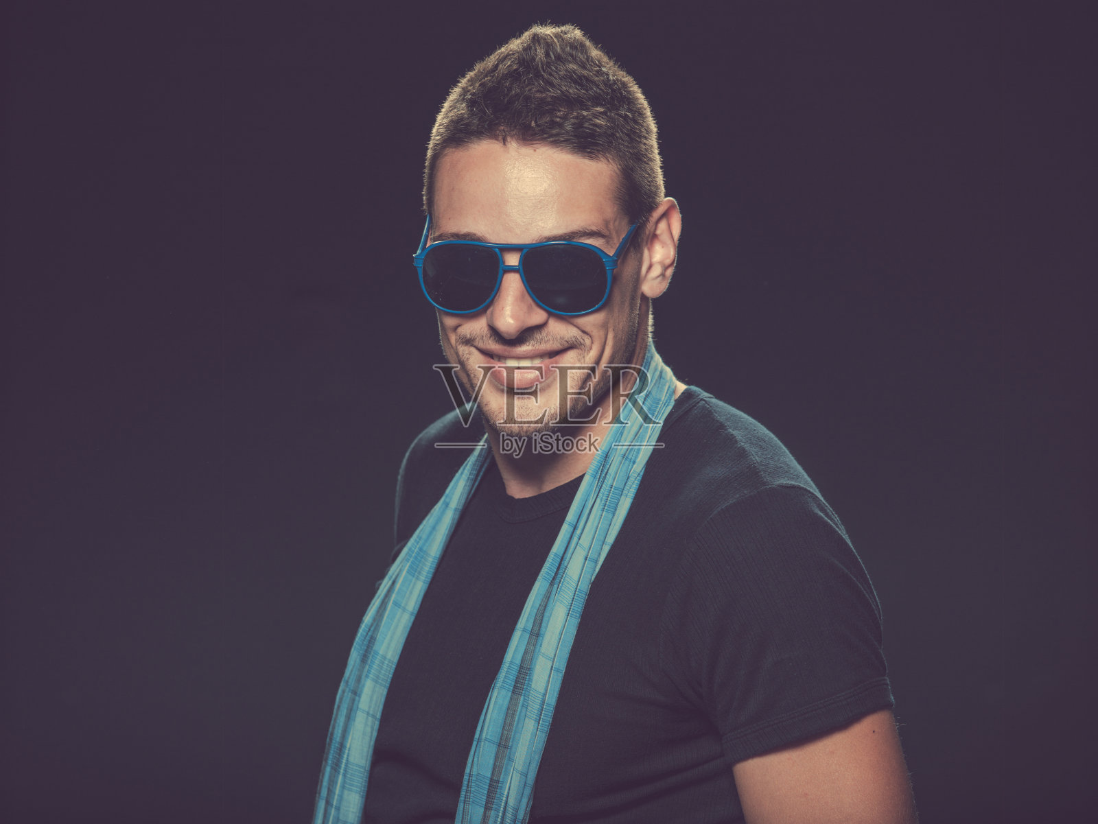 戴墨镜的年轻人照片摄影图片