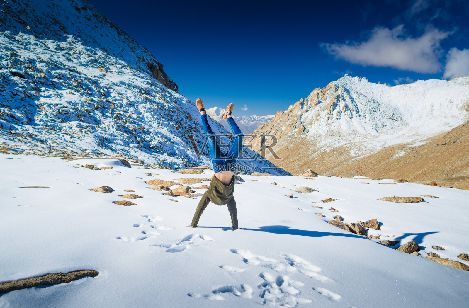 山中游子。照片摄影图片