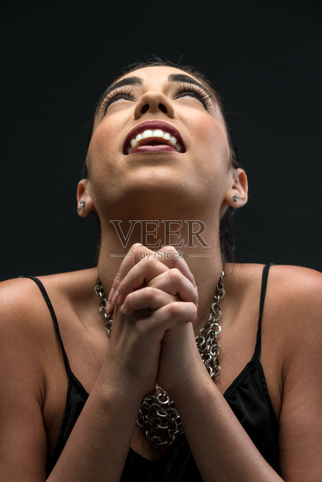 在教堂吟唱照片摄影图片