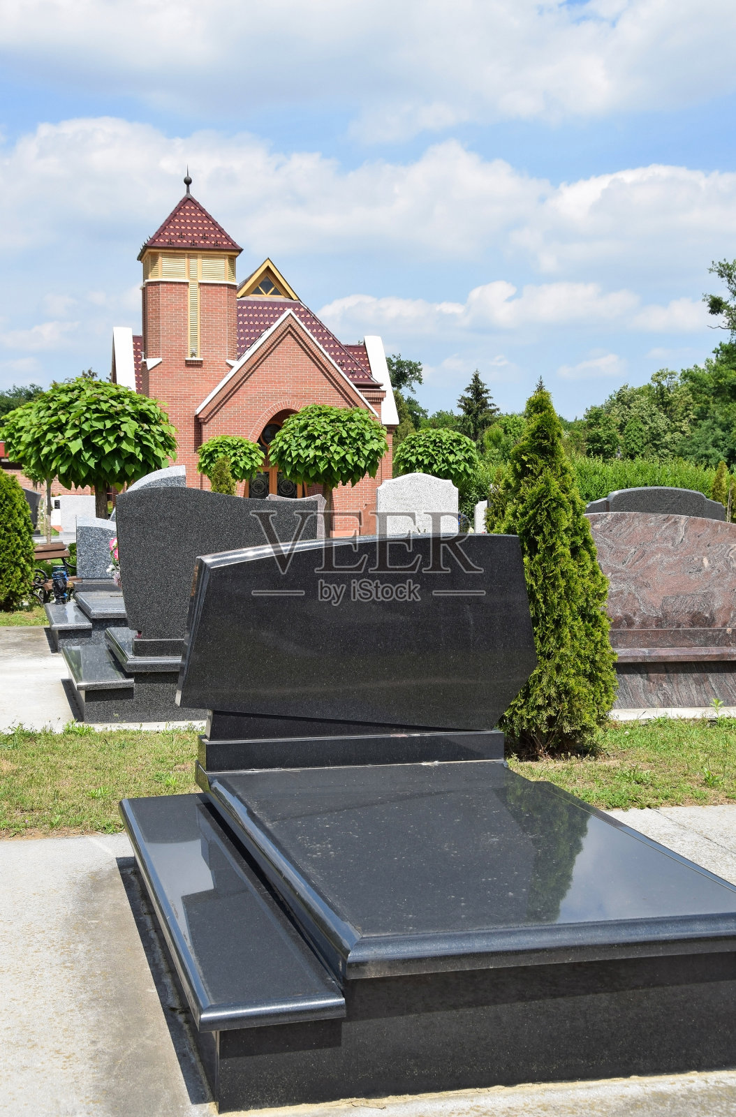 公墓里有墓碑和小教堂照片摄影图片
