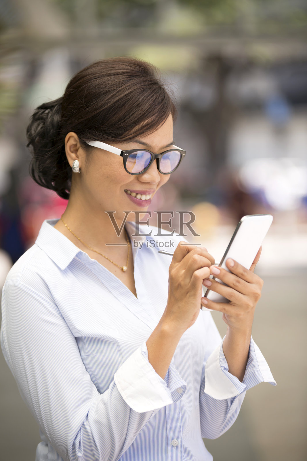 亚洲商务女性智能手机照片摄影图片