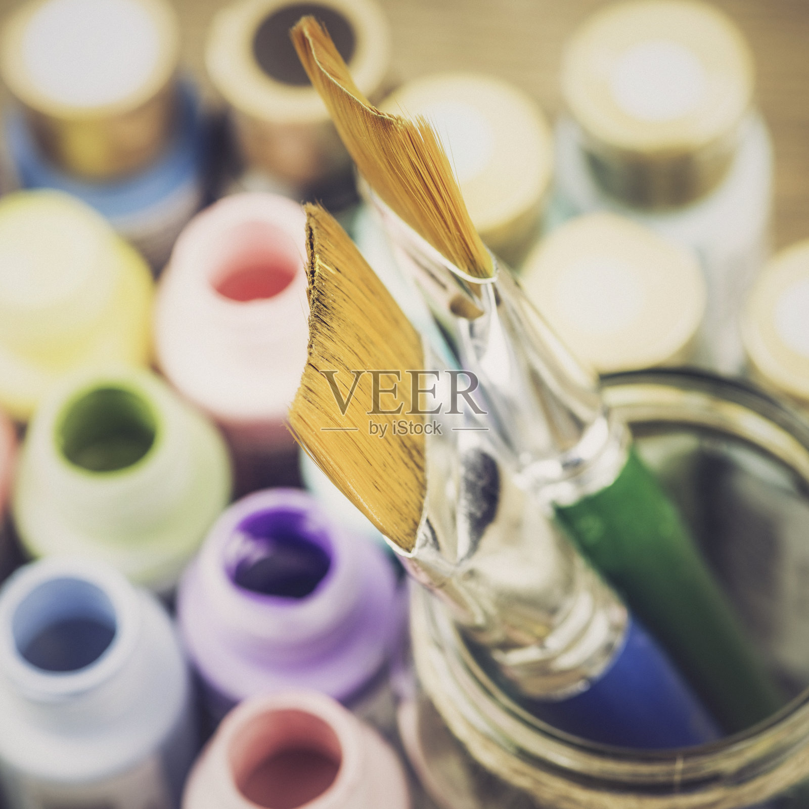 创意:画笔和颜料瓶照片摄影图片