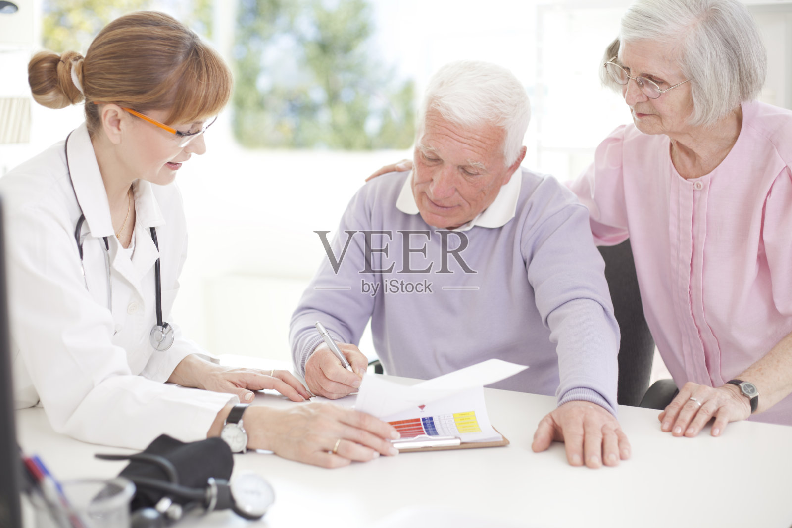 一对老年夫妇在看医生。照片摄影图片