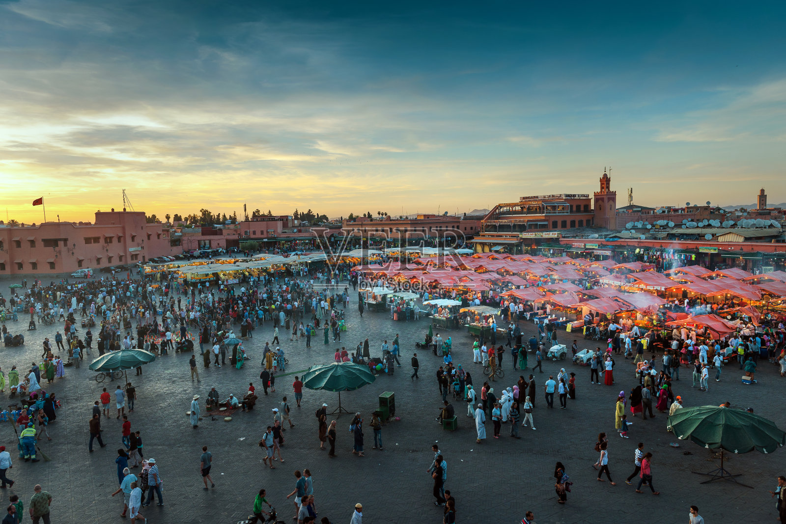 晚上Djemaa El Fna广场与库图比亚清真寺,马拉喀什,摩洛哥照片摄影图片