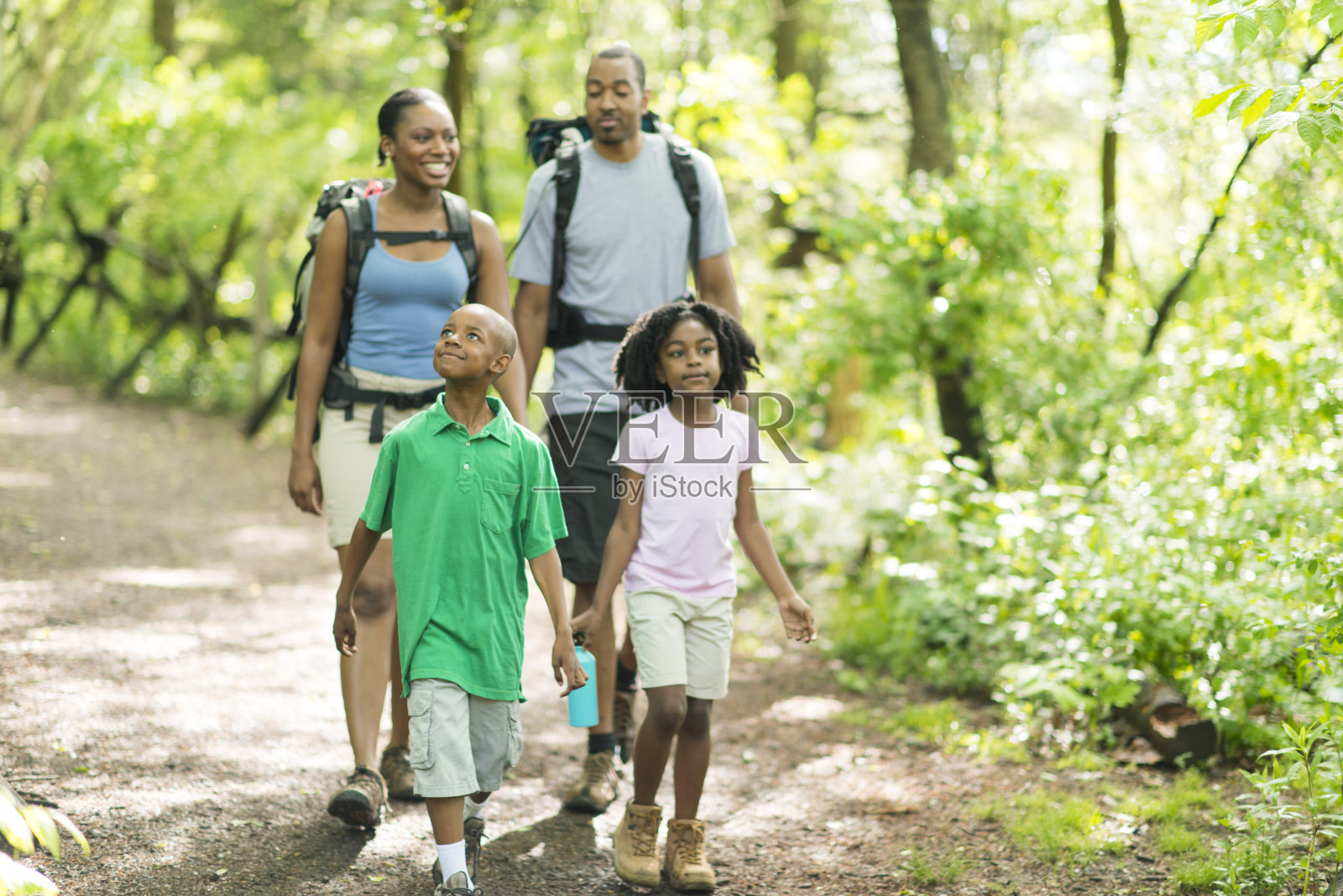 家人徒步旅行照片摄影图片