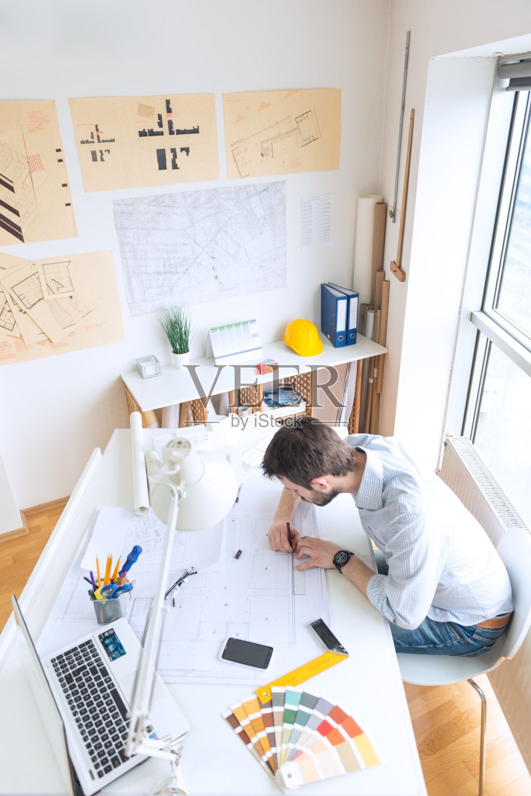 办公室年轻建筑师照片摄影图片