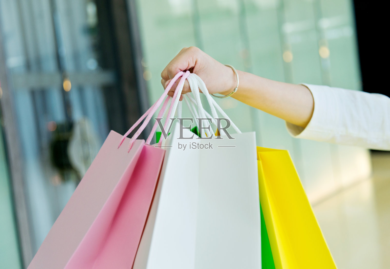 拿着购物袋的女人照片摄影图片