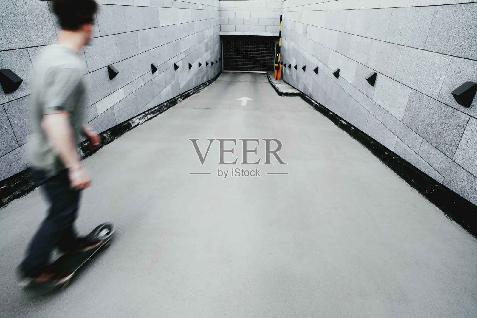 一个年轻人在街上玩滑板。照片摄影图片