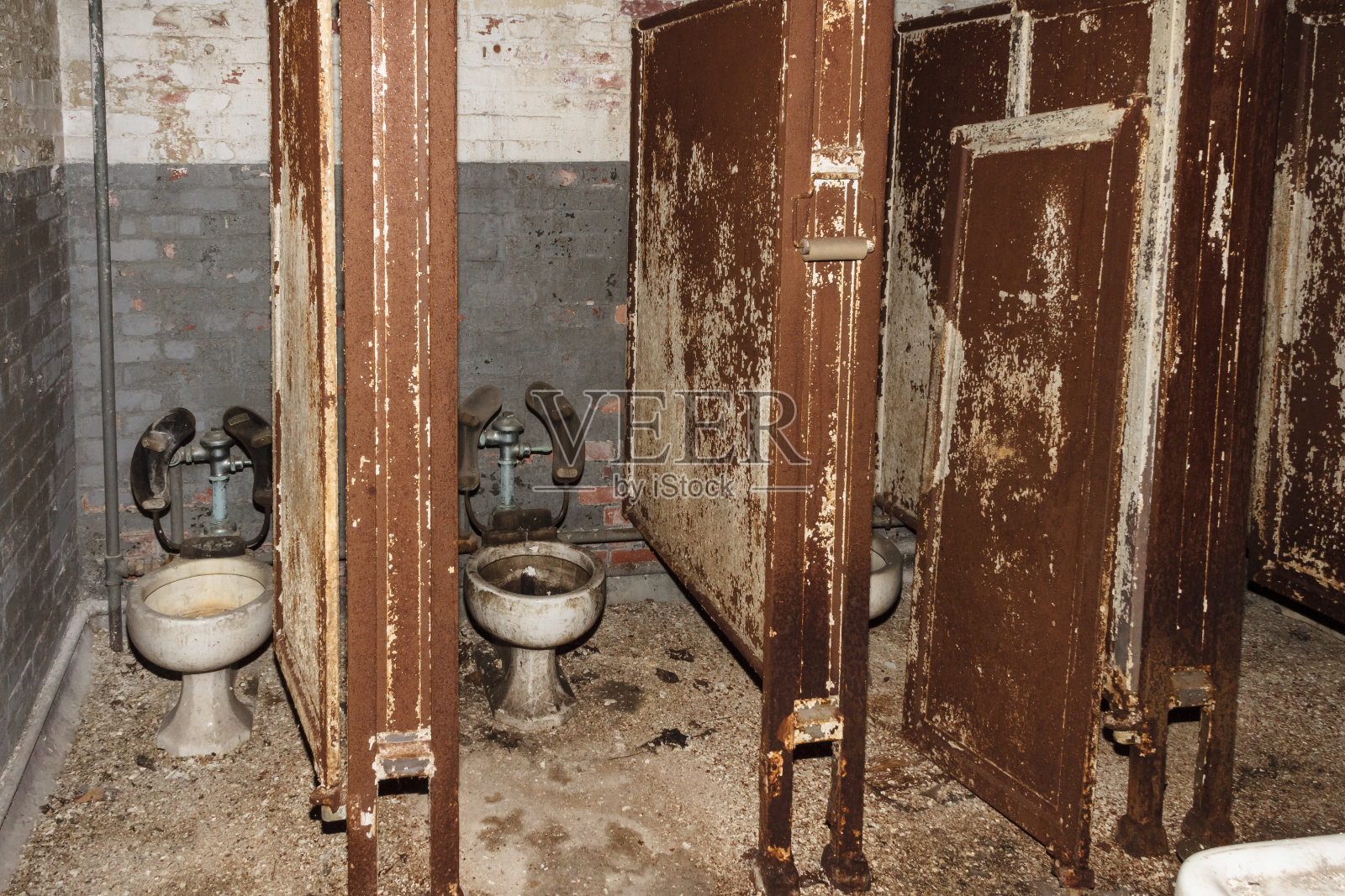 废弃的厕所隔间照片摄影图片
