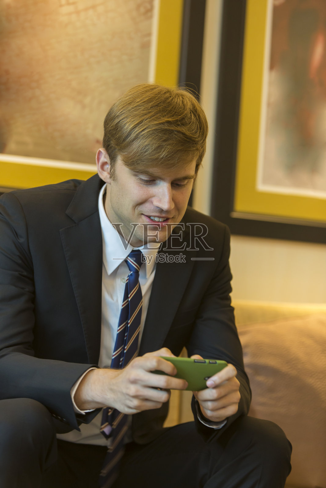 商人发短信照片摄影图片