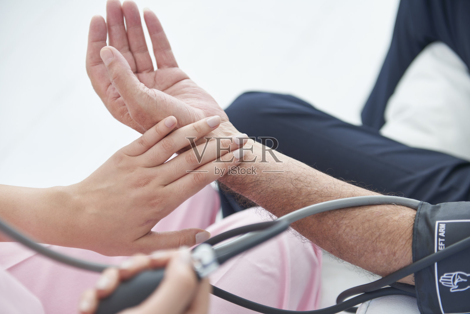 护士给老人量血压照片摄影图片