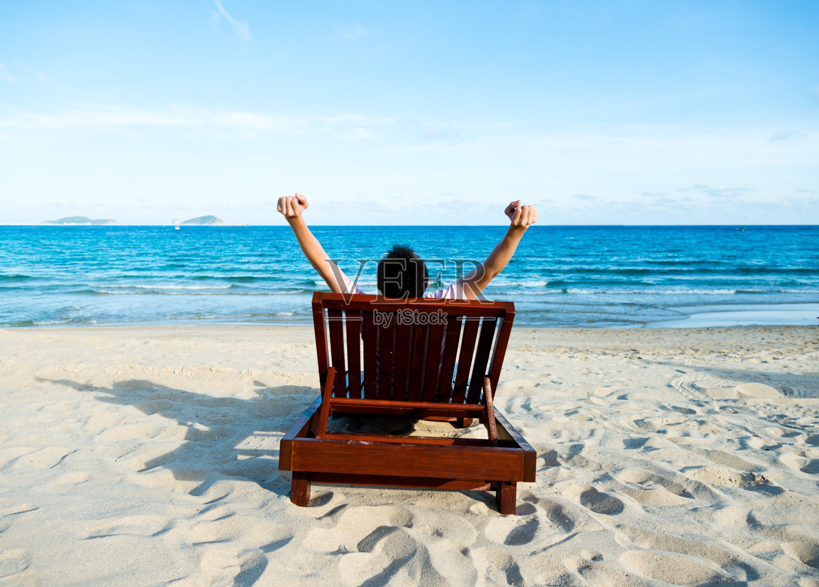 曼正在海滩上休息照片摄影图片