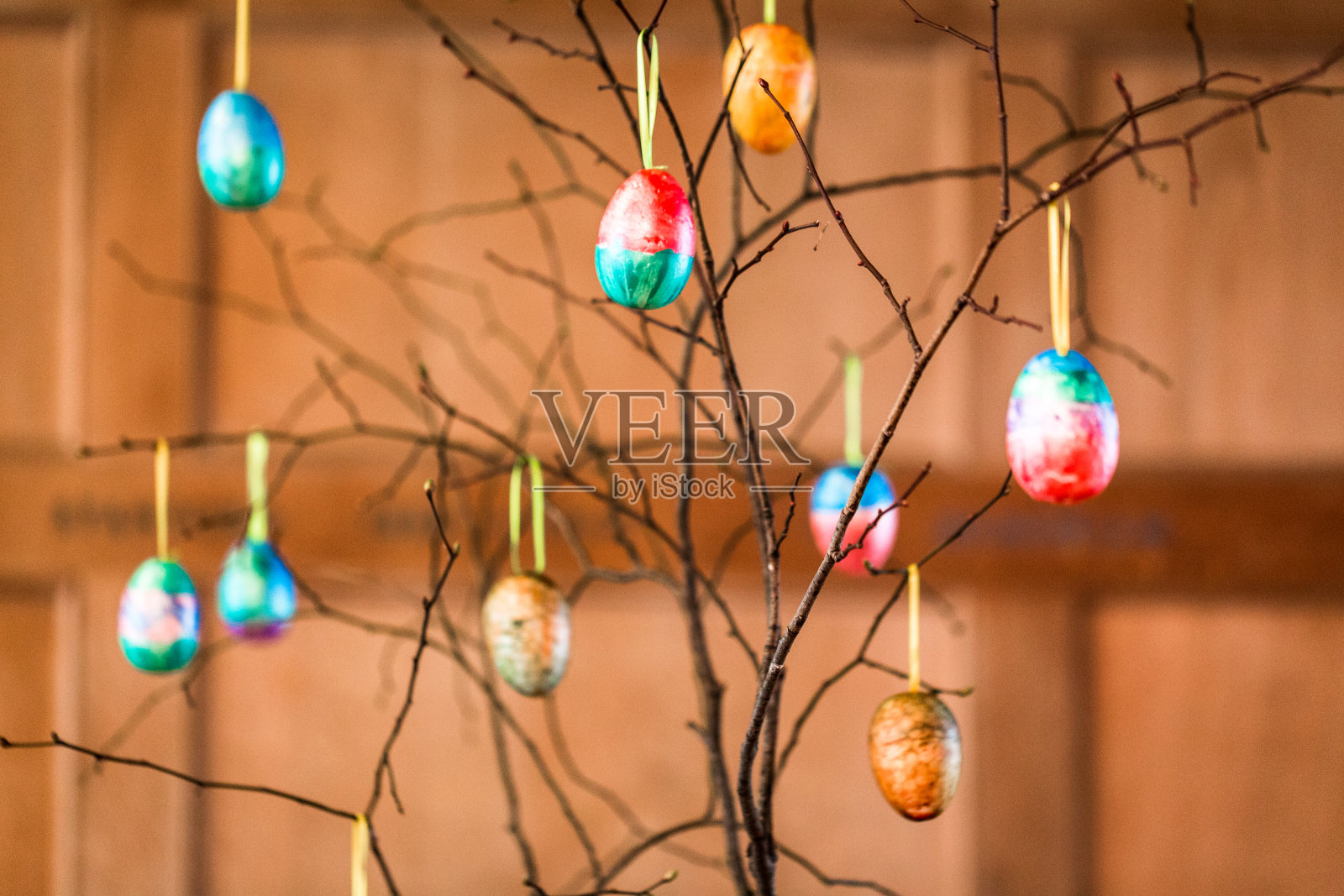 彩绘复活节彩蛋挂在教堂内的树上照片摄影图片
