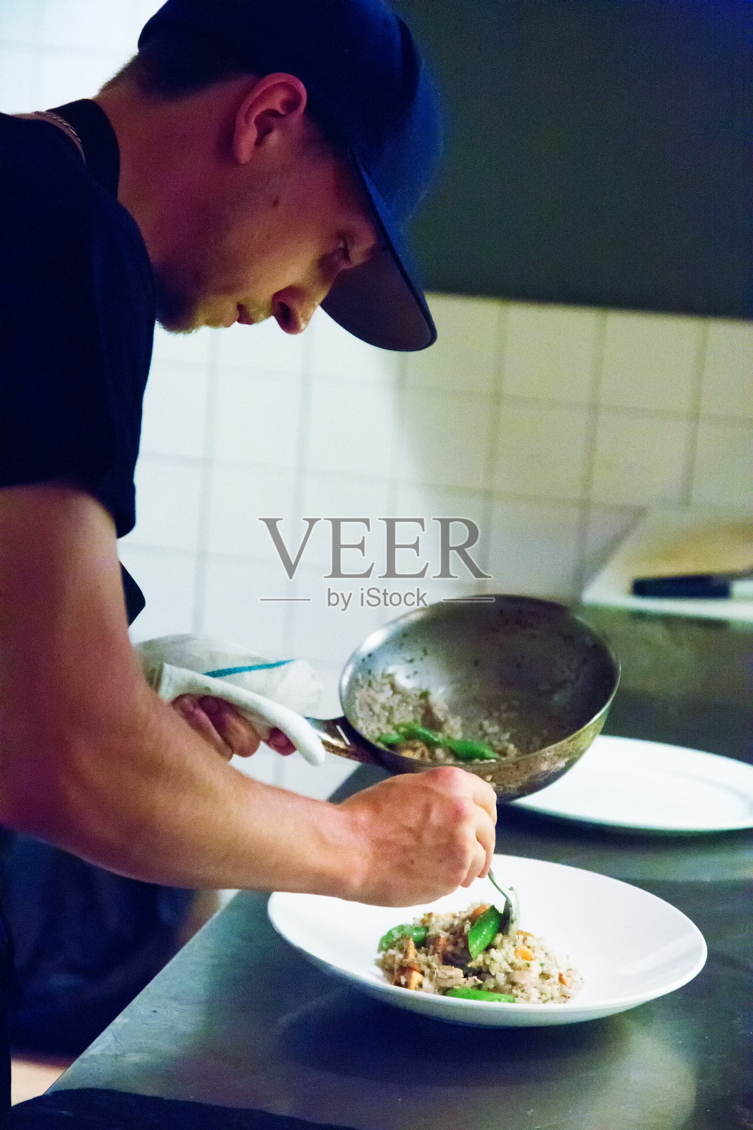 年轻厨师准备意大利调味饭照片摄影图片