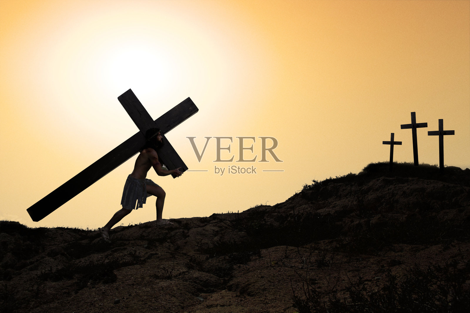 耶稣背着十字架。照片摄影图片