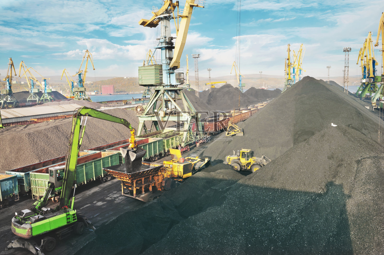 港口的煤山。照片摄影图片