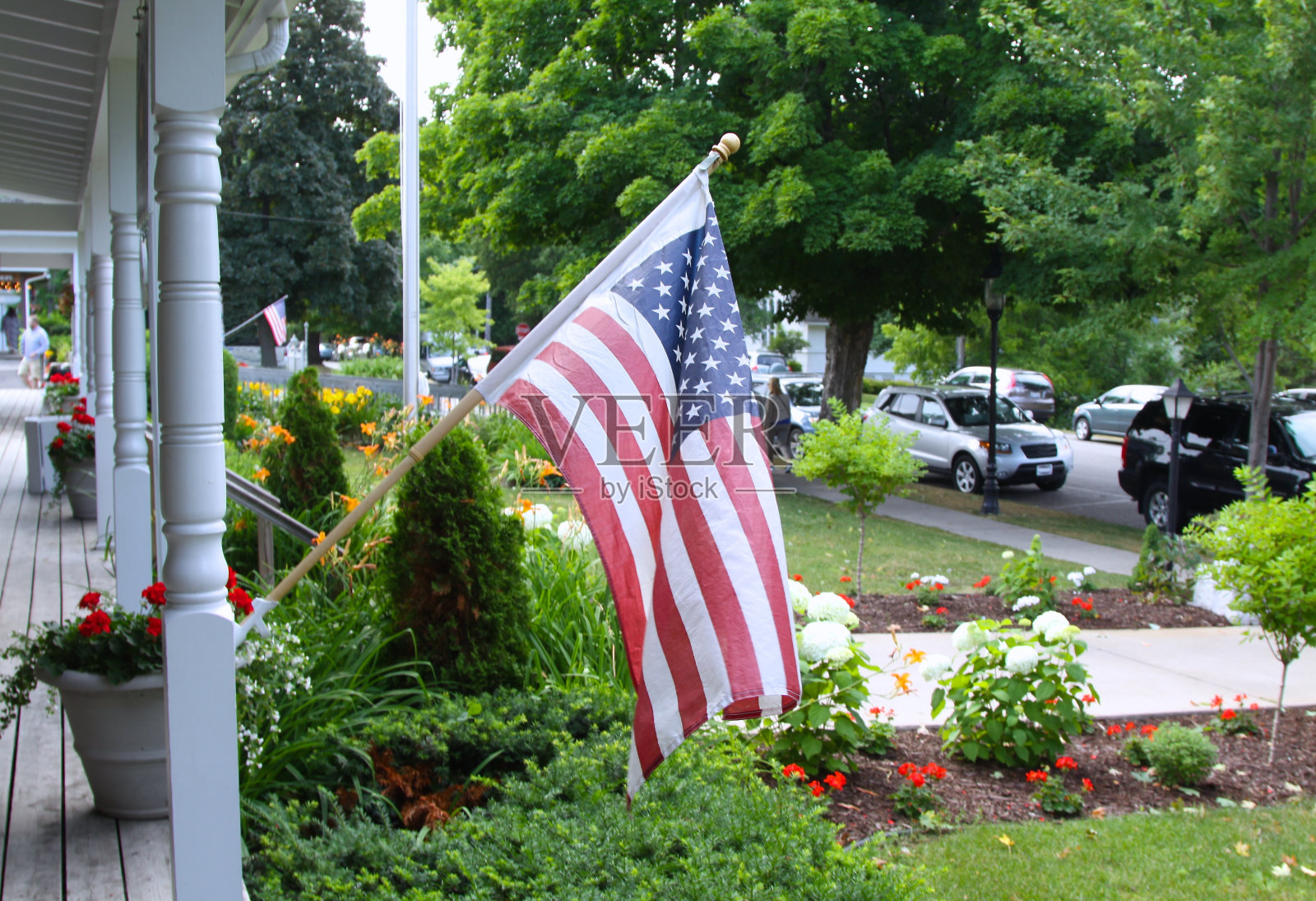 村舍门廊上的旗帜照片摄影图片