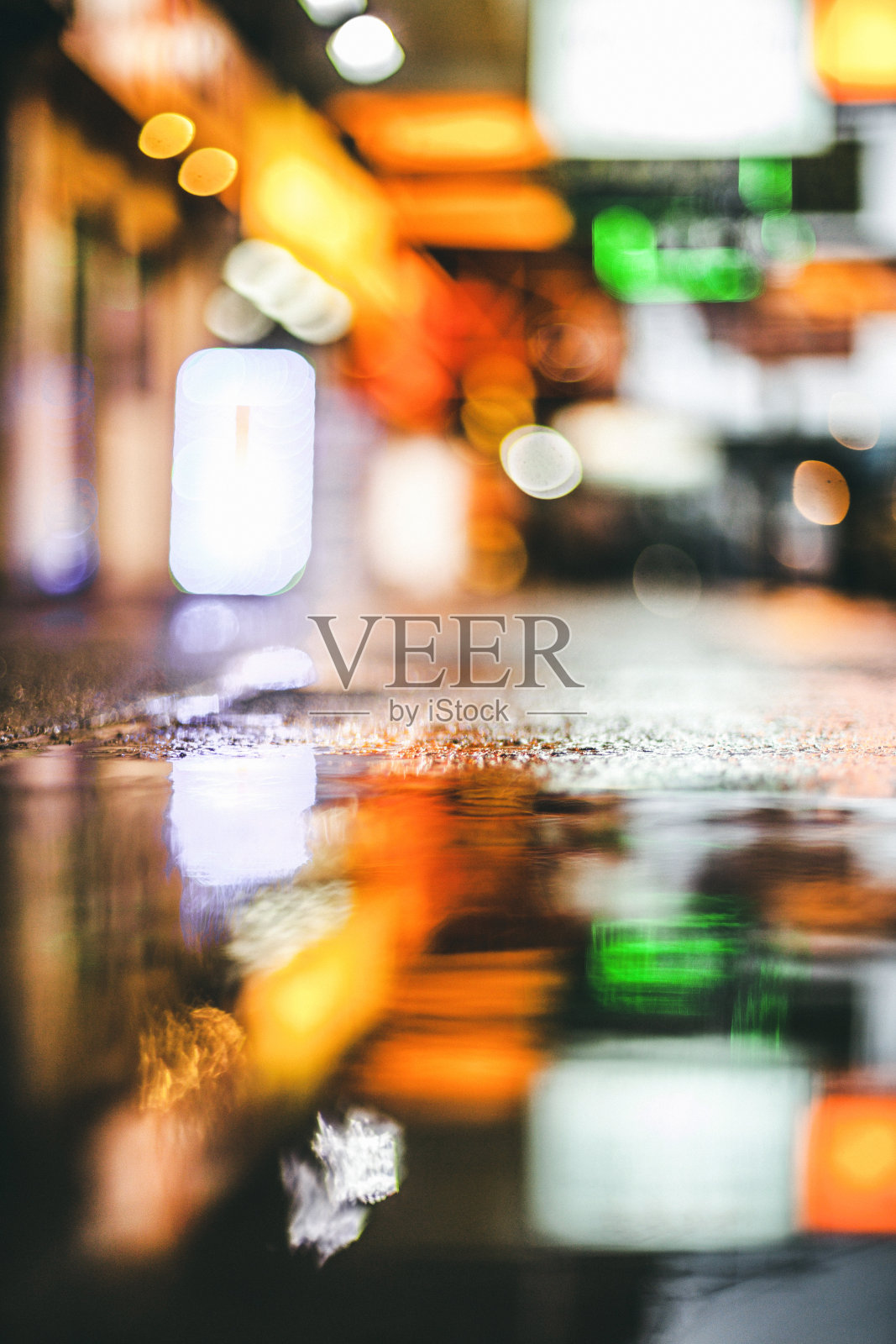 雨天反射。照片摄影图片