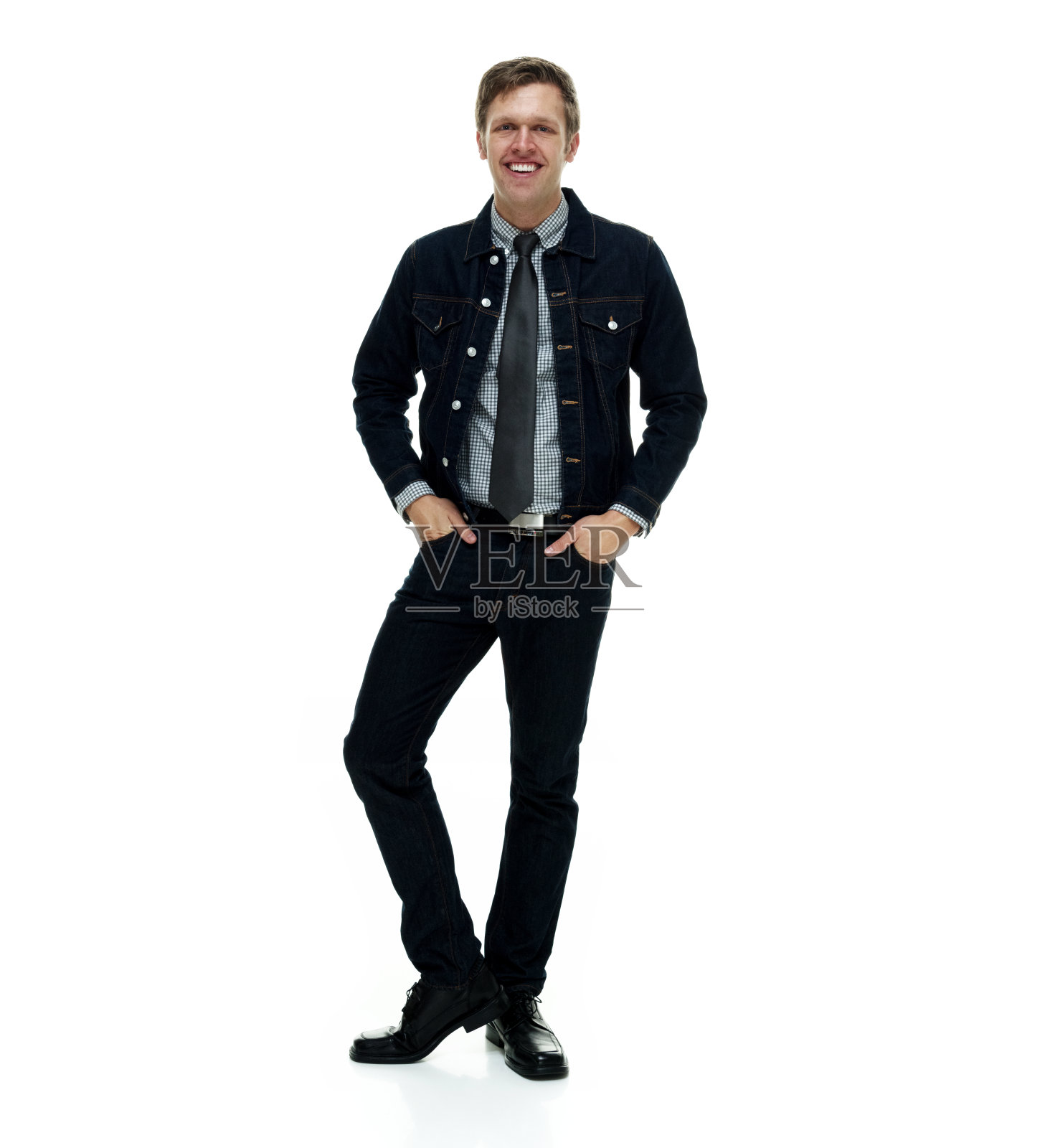 微笑着潇洒随意的男人看着相机照片摄影图片