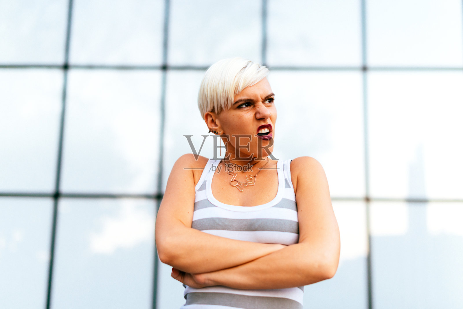 美丽的金发女孩皱着眉头照片摄影图片