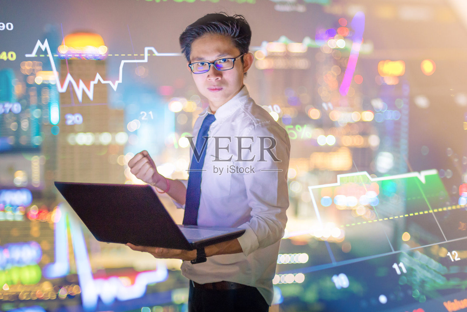 年轻的商人用笔记本电脑分析股票市场进行投资照片摄影图片