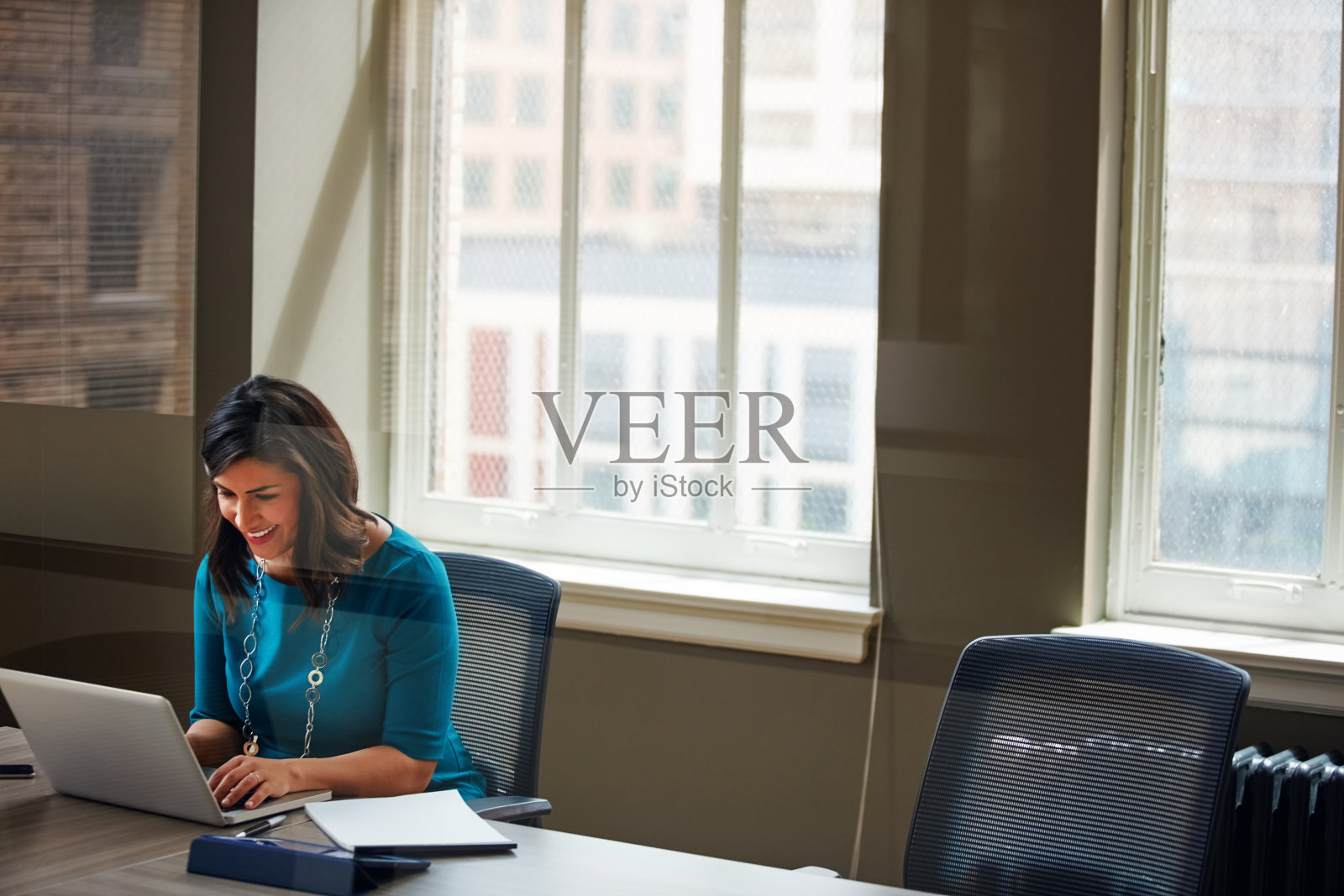 每天都全身心投入工作照片摄影图片